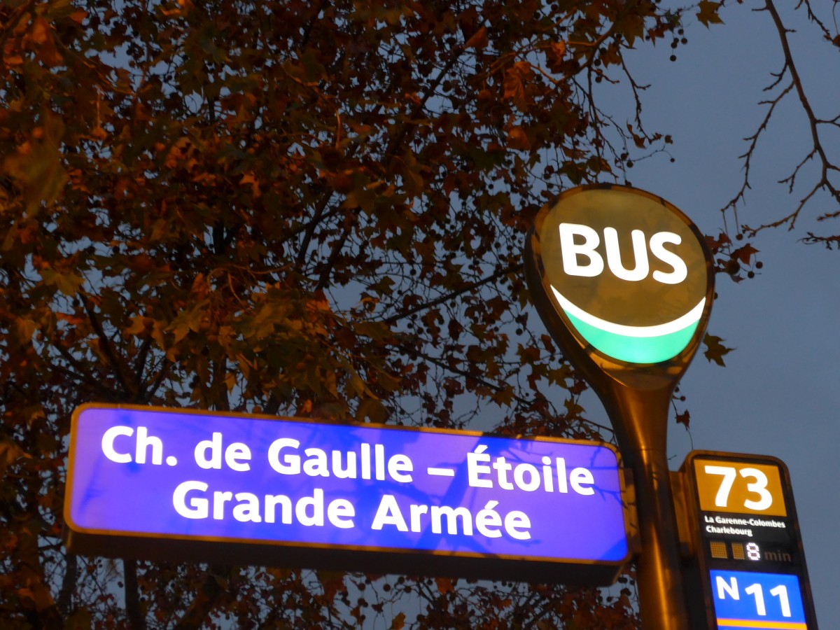 (167'033) - Bus-Haltestelle - Paris, Ch. de Gaulle - toile Grande Arme - am 16. November 2015