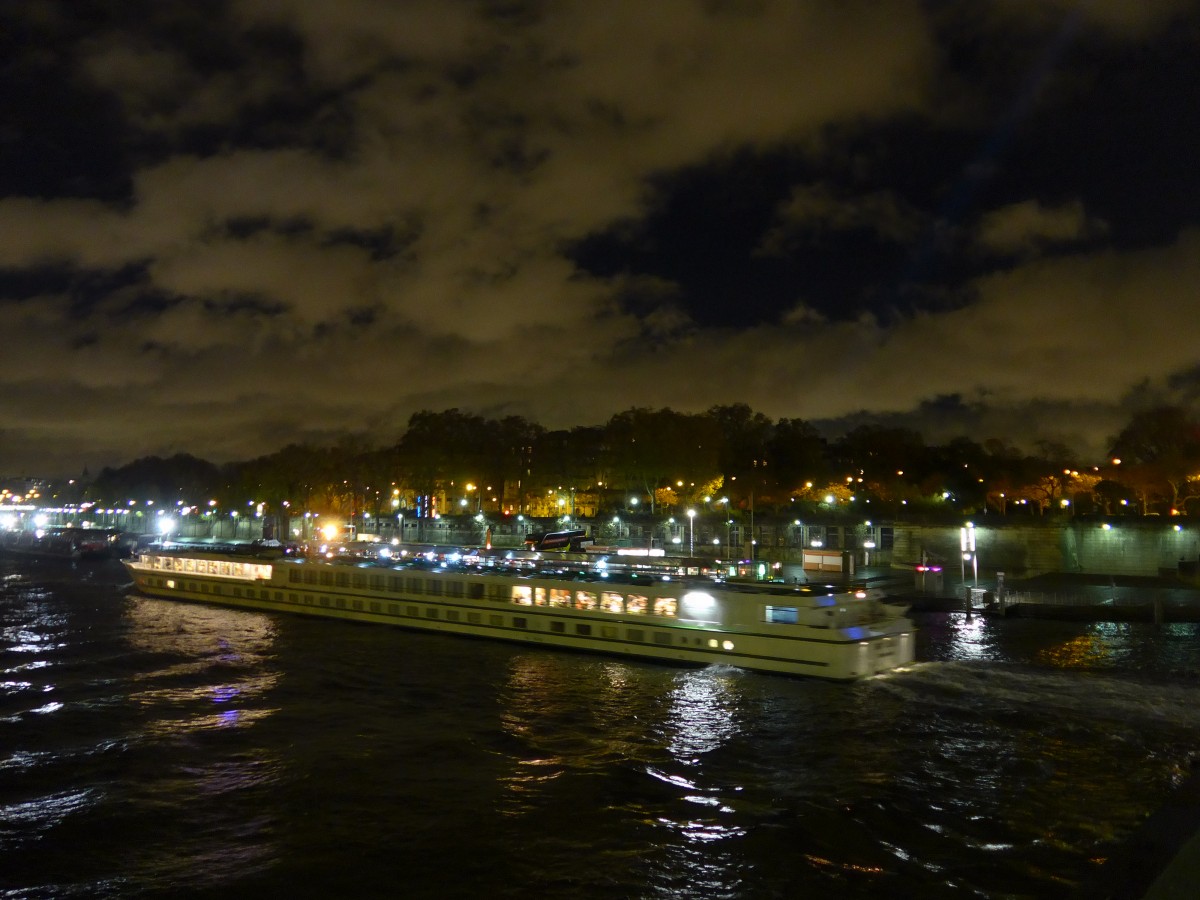 (167'296) - Ein Schiff auf der Seine am 17. November 2015 in Paris