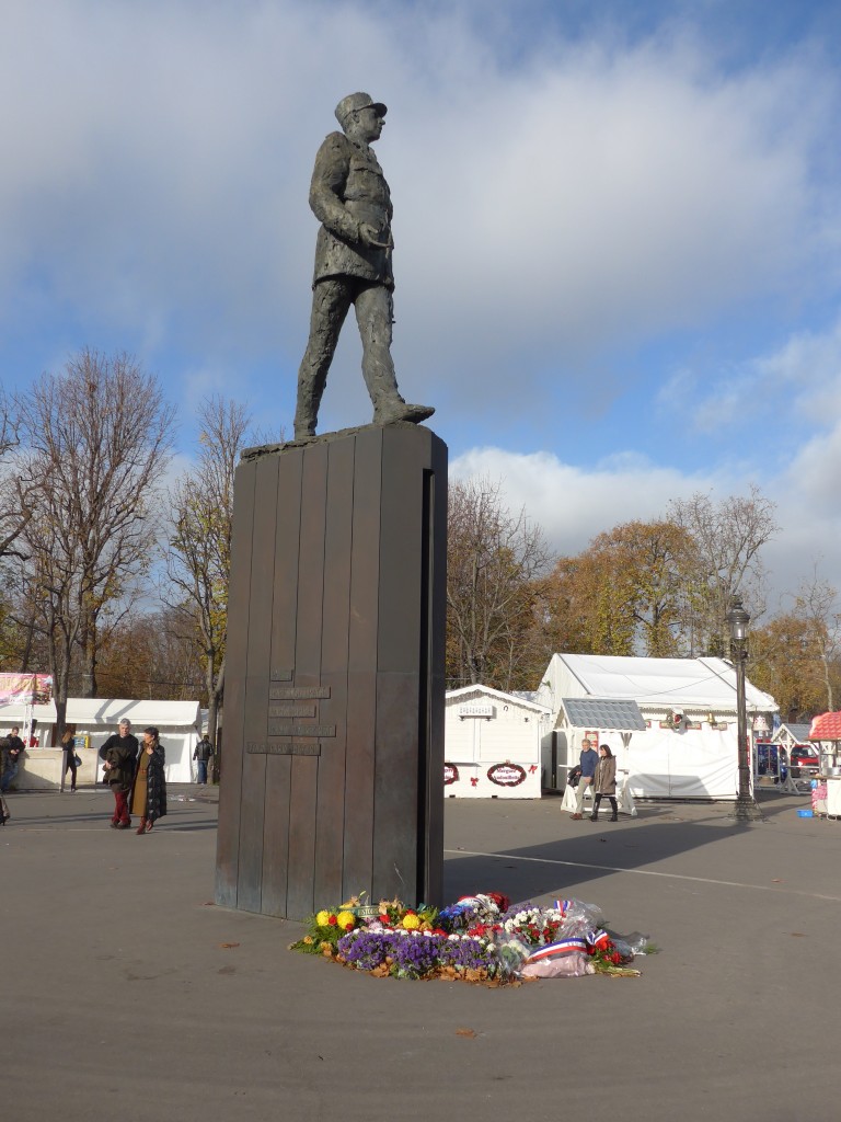 (167'350) - Denkmal bei der Champs-Elyses am 18. November 2015 in Paris