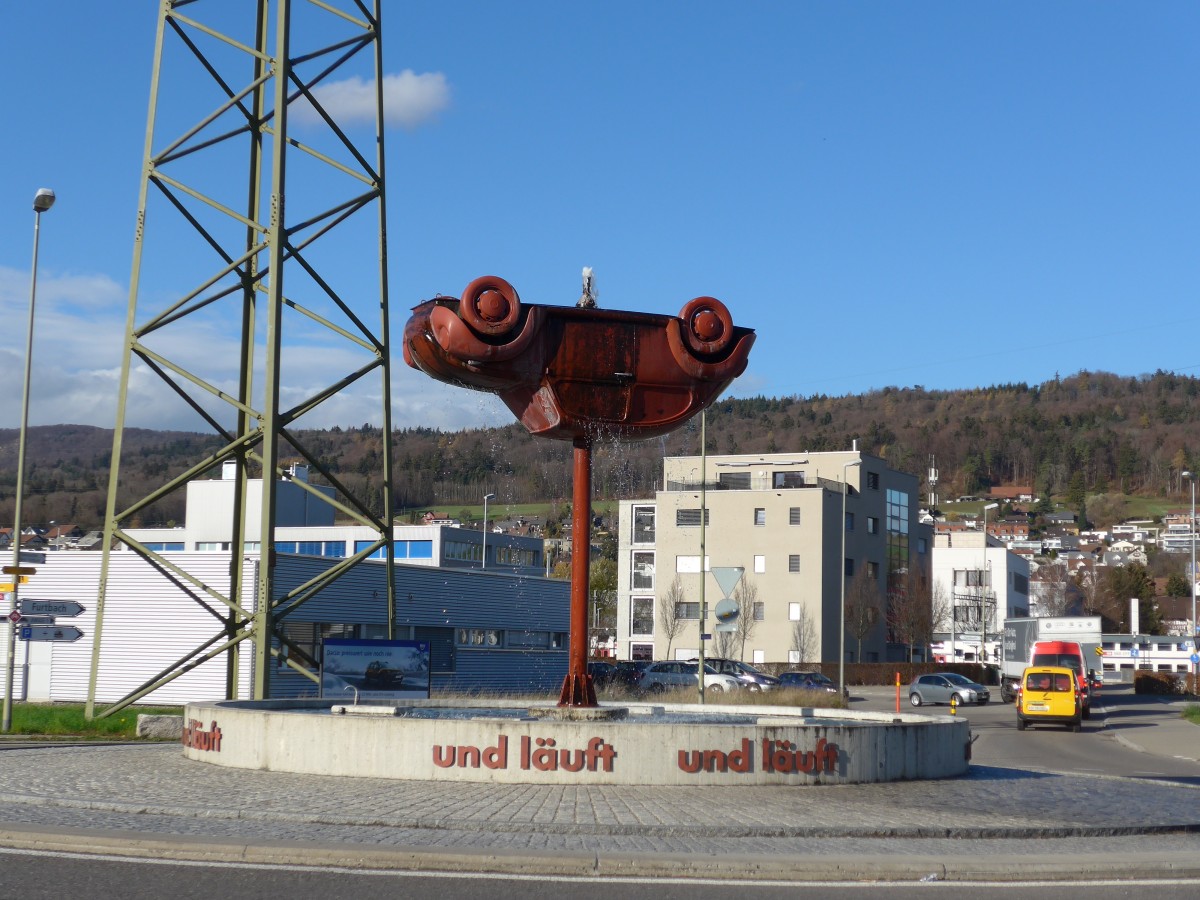 (167'432) - Ein Kreisel mit einem VW-Kfer als Brunnen am 19. November 2015 in Buchs