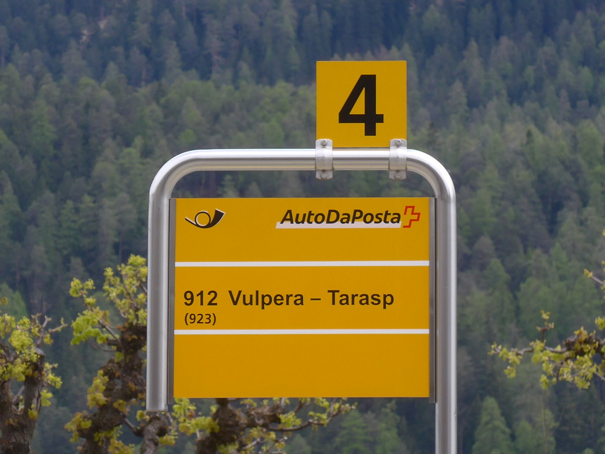 (170'924) - PostAuto-Haltestelle - Scuol-Tarasp, Bahnhof - am 16. Mai 2016
