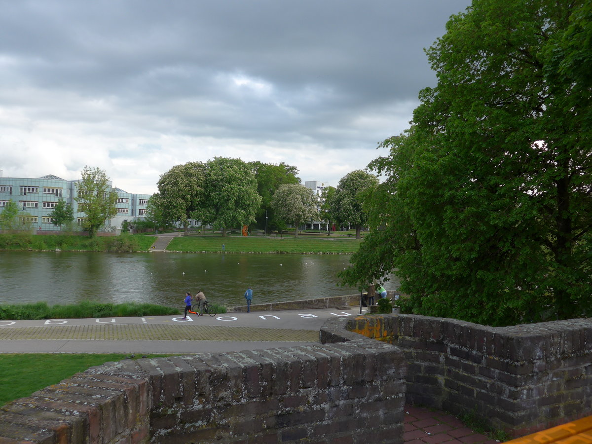 (171'028) - Blick von der Stadtmauer in Ulm am 19. Mai 2016 ber die Donau nach Neu-Ulm