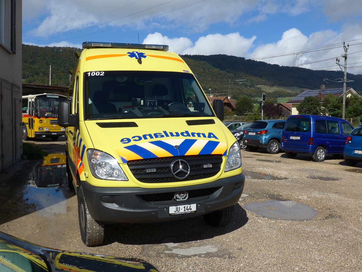 175'390) - Ambulance - Nr. 1002/JU 144 - Mercedes am 2. Oktober 2016 in Glovelier, Hotel de la Poste