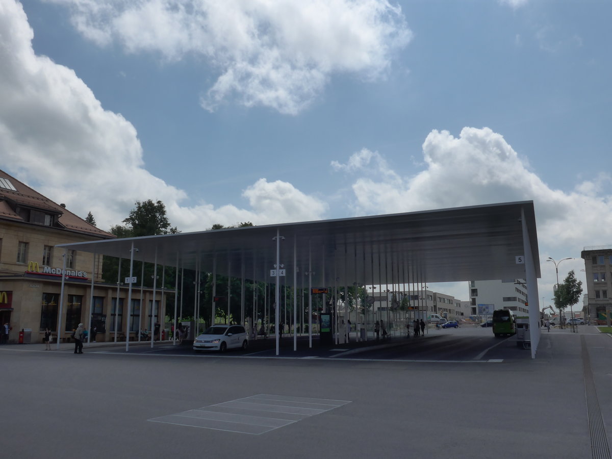 (181'073) - Der Busbahnhof am 12. Juni 2017 beim Bahnhof La Chaux-de-Fonds