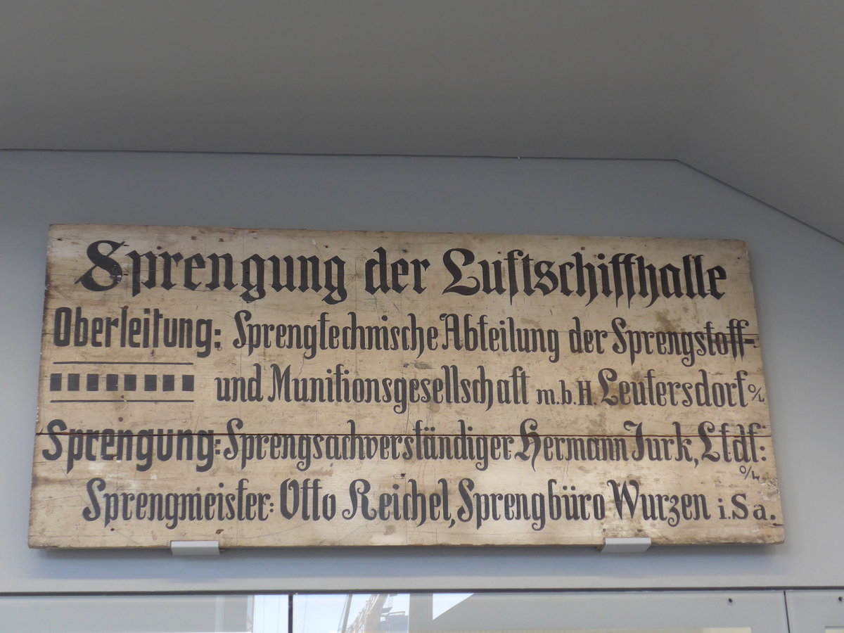 (182'975) - Tafel zur Sprengung der Luftschiffhalle am 8. August 2017 in Dresden, Verkehrsmuseum