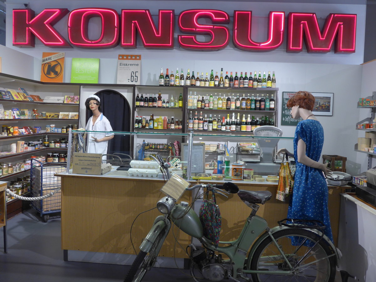 (183'035) - Konsum Lebensmittelladen mit Motorfahrrad am 8. August 2017 in Dresden, Die Welt der DDR