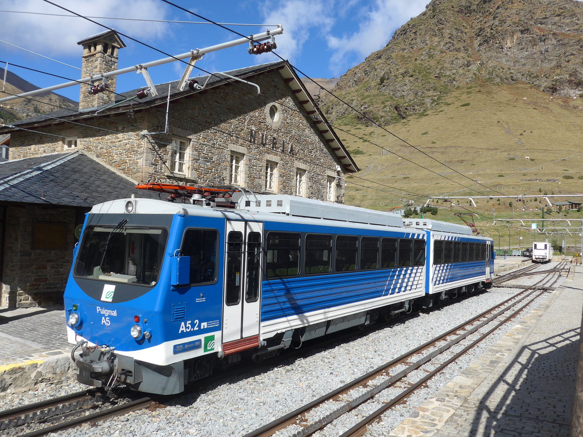 (185'240) - FGC-Pendelzug - Nr. A5.2 - am 26. September 2017 im Bahnhof Nria