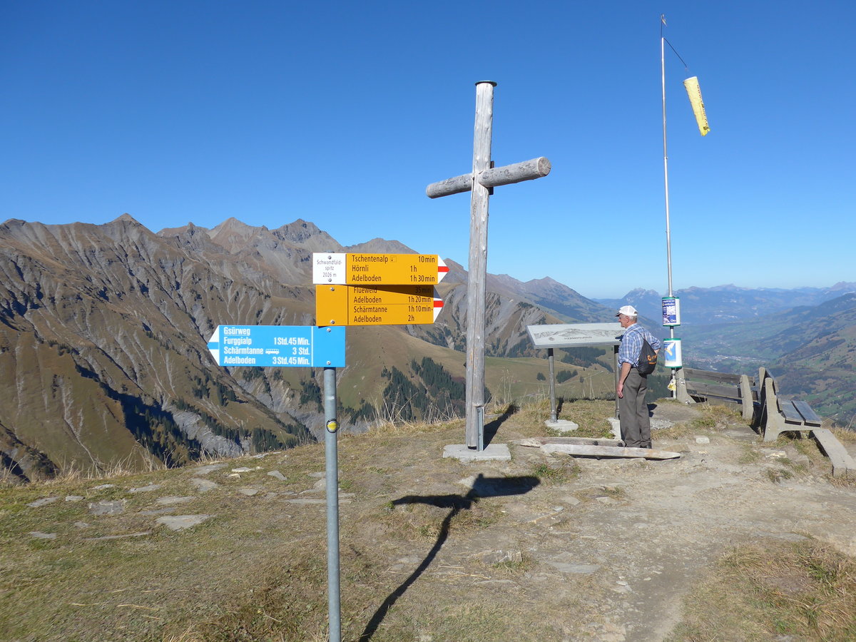 (185'850) - Wegweiser und Bergkreuz am 15. Oktober 2015 auf dem Schwandfeldspitz oberhalb Adelboden