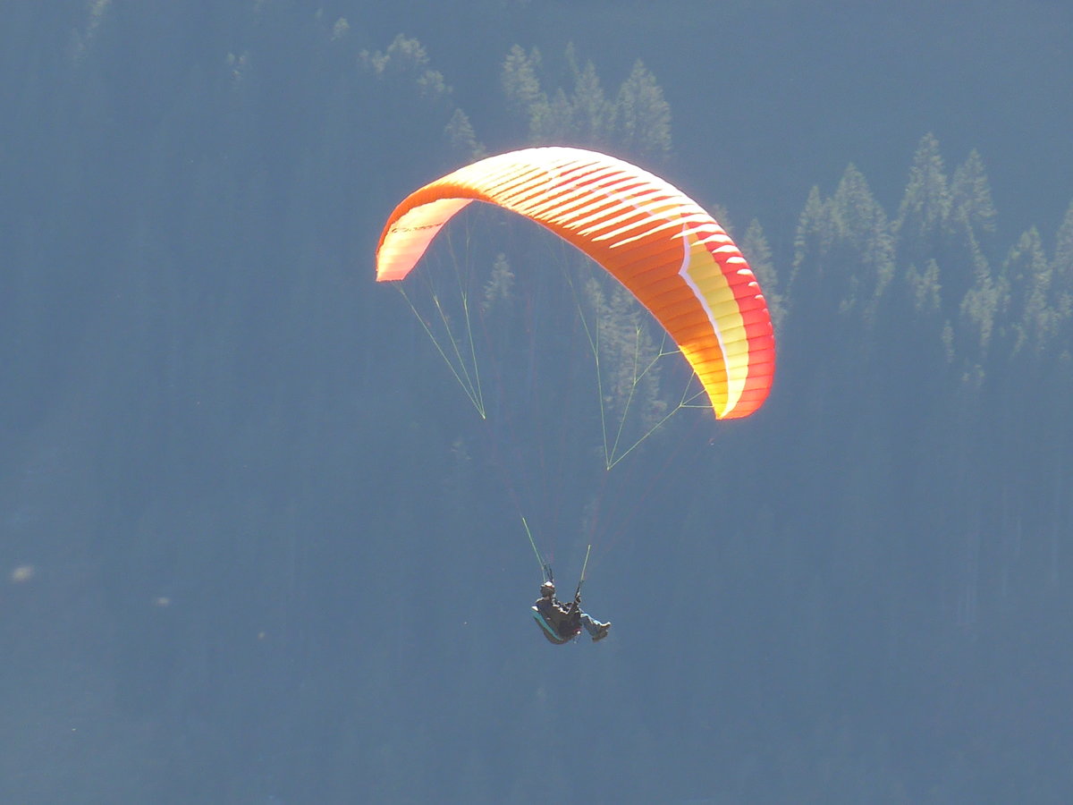 (185'859) - Gleitschirmflieger am 15. Oktober 2017 am Tschenten oberhalb Adelboden