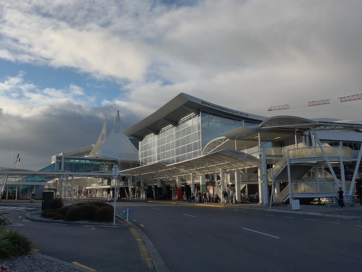 (190'508) - Der Airport von Auckland am 20. April 2018