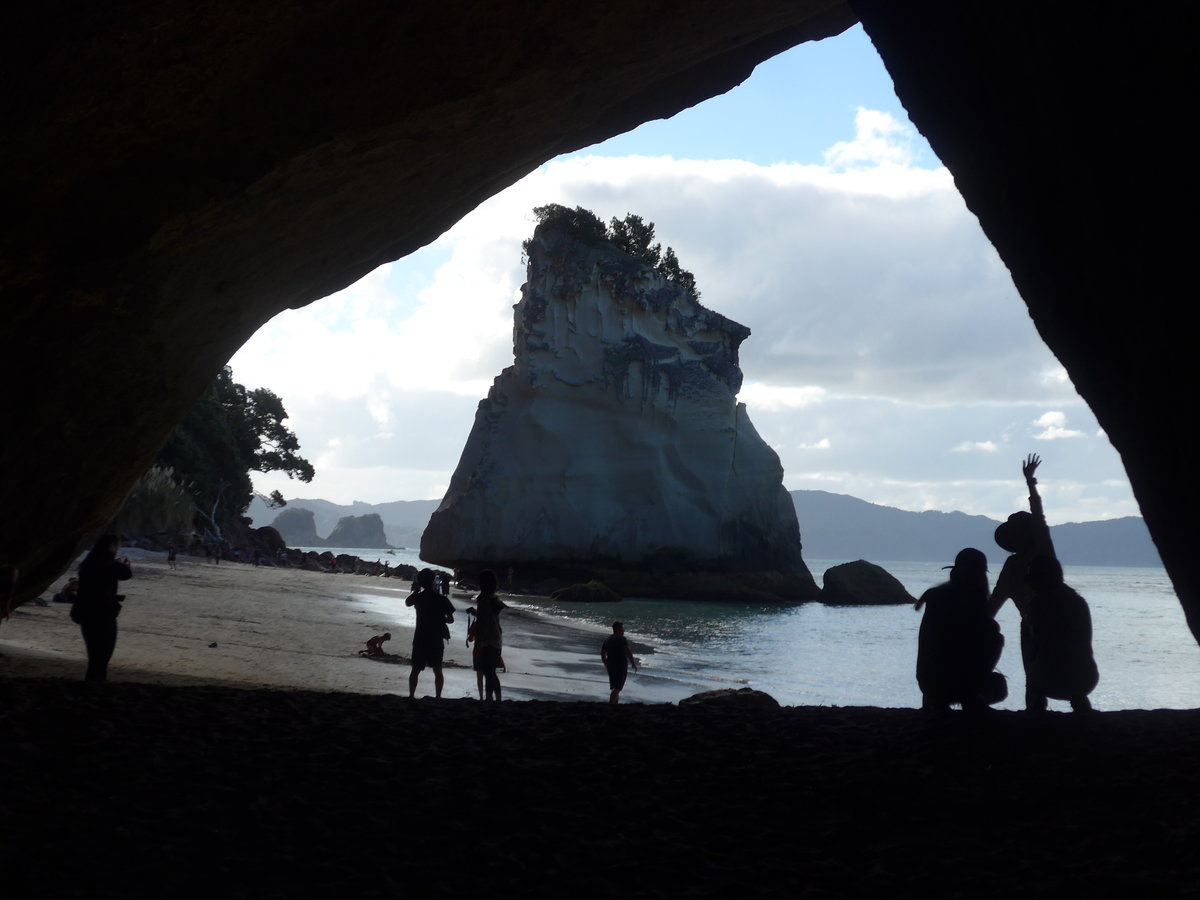 (190'553) - Cathedral Cove mit Te Hoho Rock am 20. April 2018 bei Hahei 