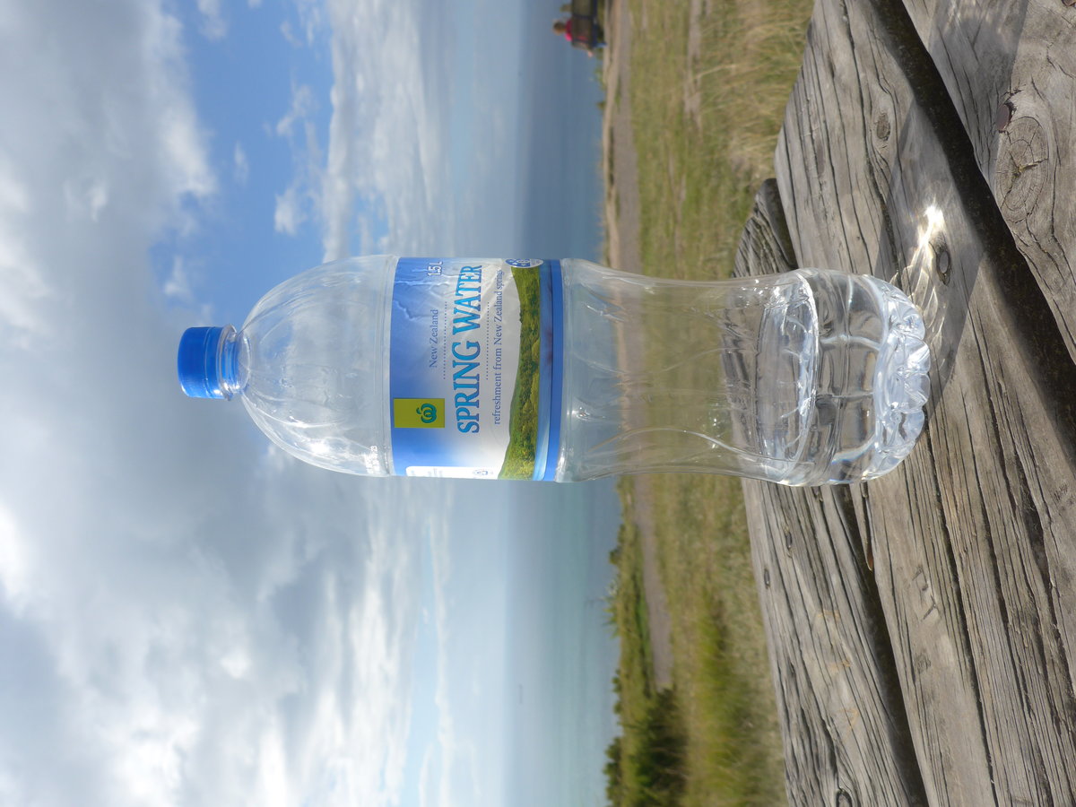 (190'743) - Eine Flasche Mineralwasser steht am 21. April 2018 auf dem Mount Maunganui bei Mauao