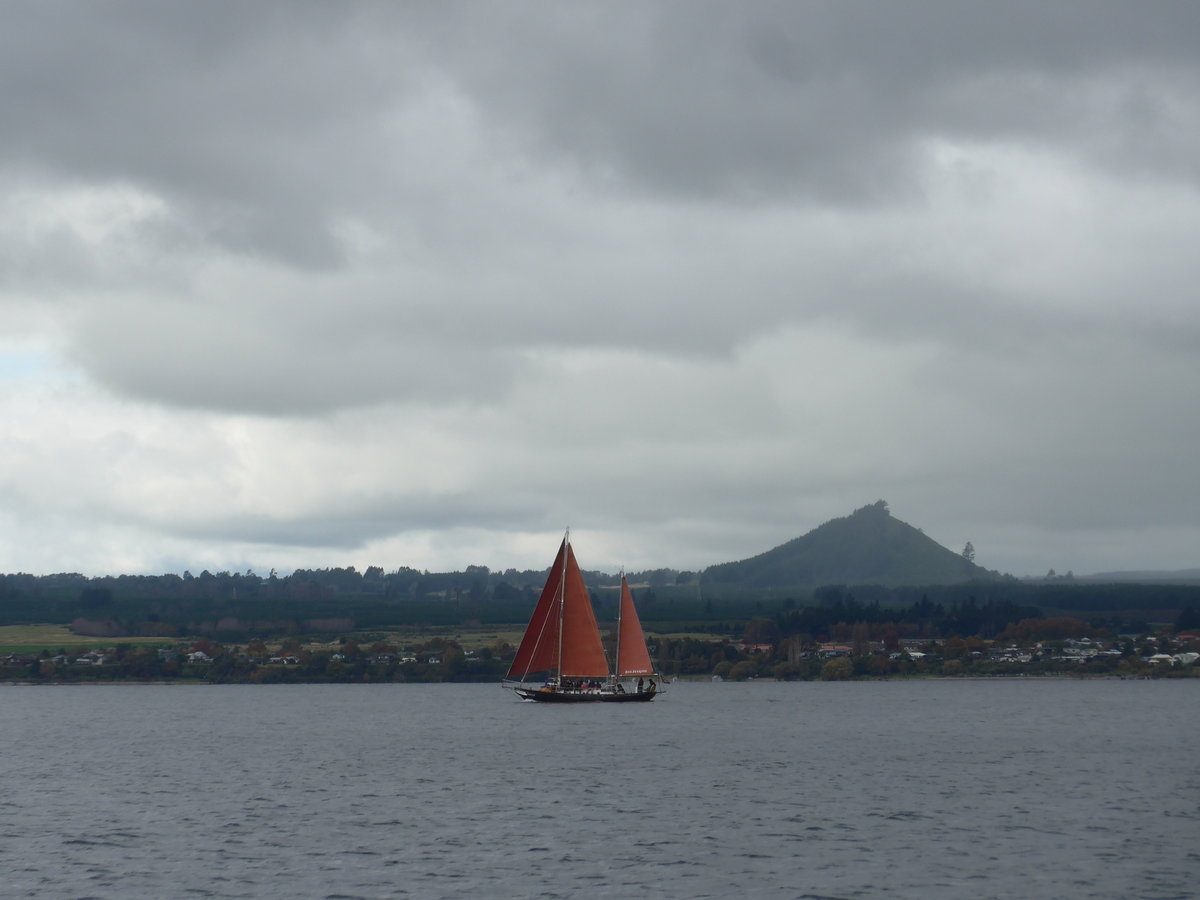 (191'242) - Segelboot auf dem Lake Taupo am 24. April 2018 bei Taupo