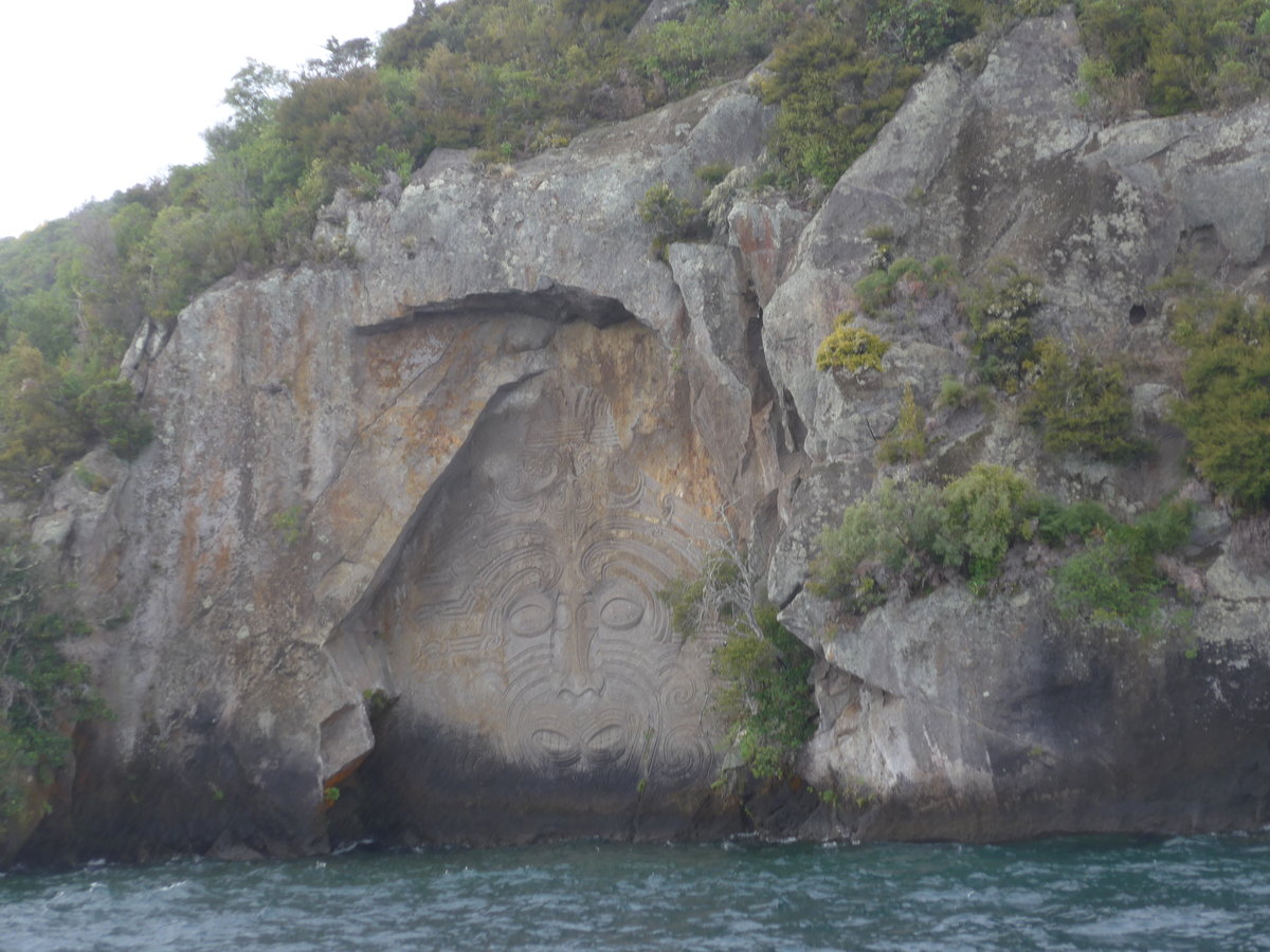 (191'260) - Der Maori-Felsen im Lake Taupo am 24. April 2018 bei Taupo