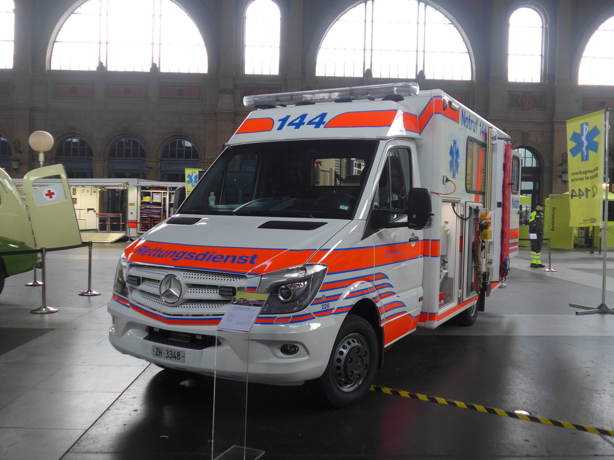 (193'774) - Rettungsdienst Zrich - Nr. 229/ZH 3348 - Mercedes am 9. Juni 2018 im Bahnhof Zrich