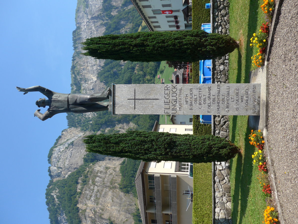 (195'391) - Denkmal vom Fliegerunglck am 27. August 1938 am 1. August 2018 in Muotathal