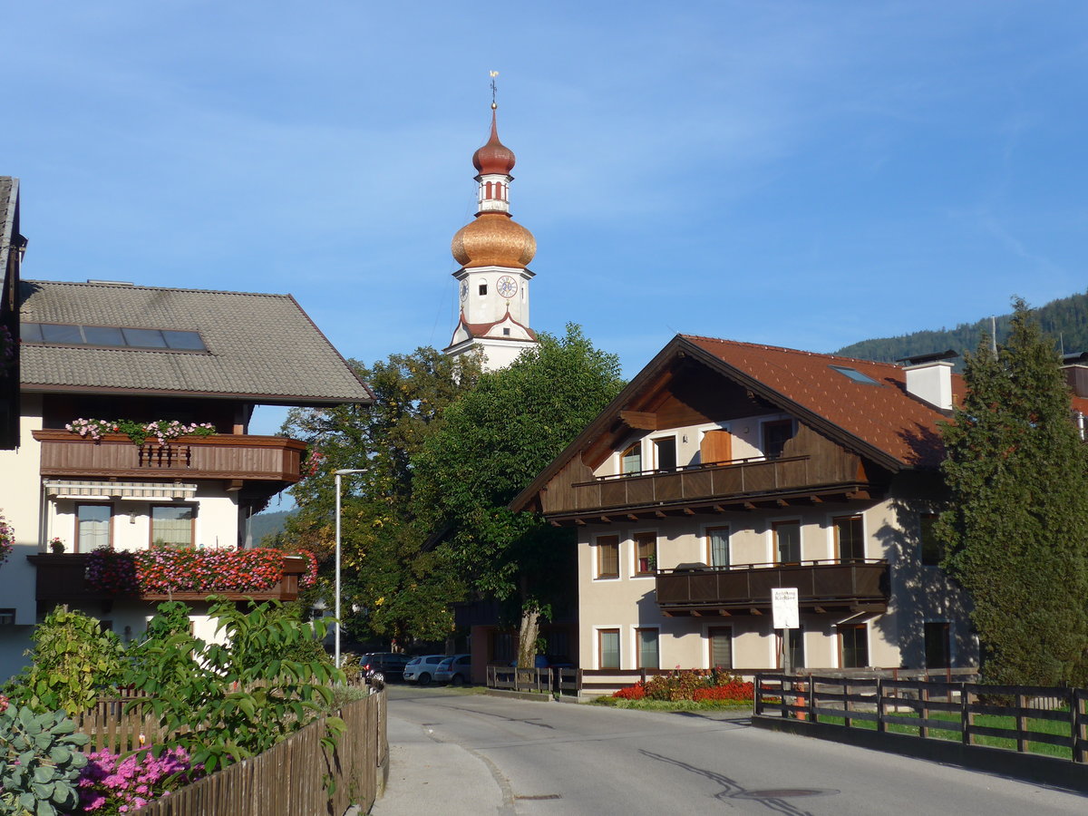 (196'843) - Kirche und Huser am 11. September 2018 in Radfeld