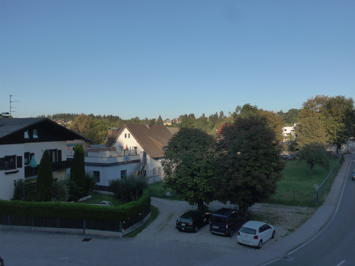 (196'994) - Ausblick aus dem Hotelzimmer am 12. September 2018 aus dem Hotel Alt Oberndorf in Oberndorf