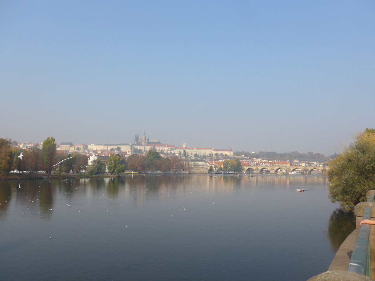 (198'387) - An der Moldau mit Prager Burg und Karlsbrcke am 18. Oktober 2018 in Praha