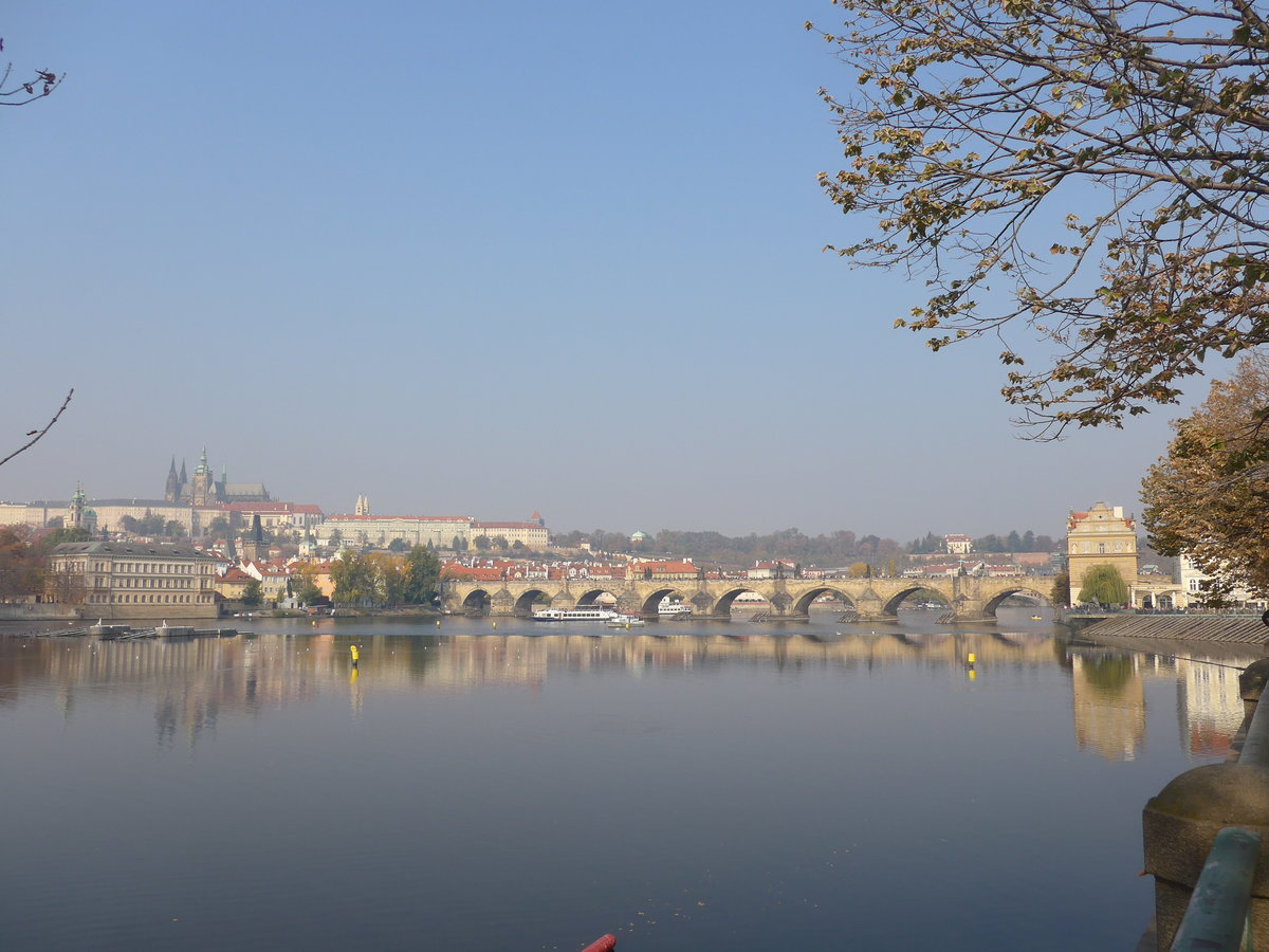 (198'397) - Prager Burg und Karlsbrcke an der Moldau am 18. Oktober 2018 in Praha