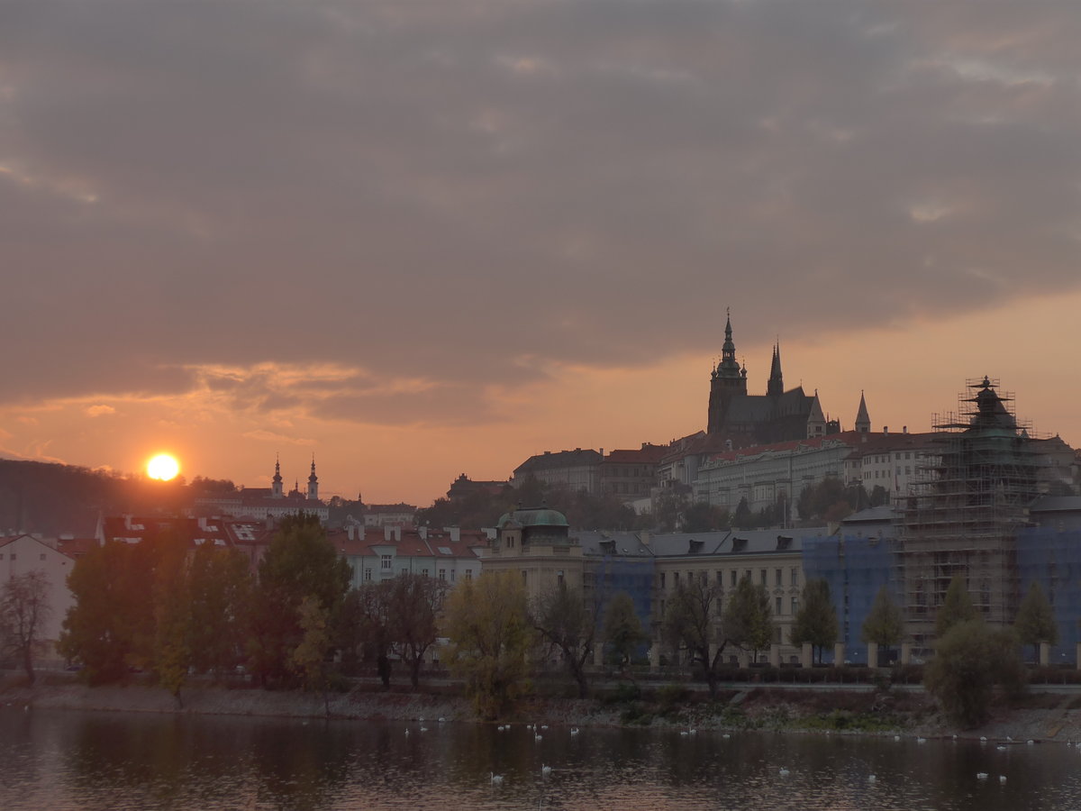 (198'764) - Sonnenuntergang mit Pragerburg am 19. Oktober 2018 in Praha