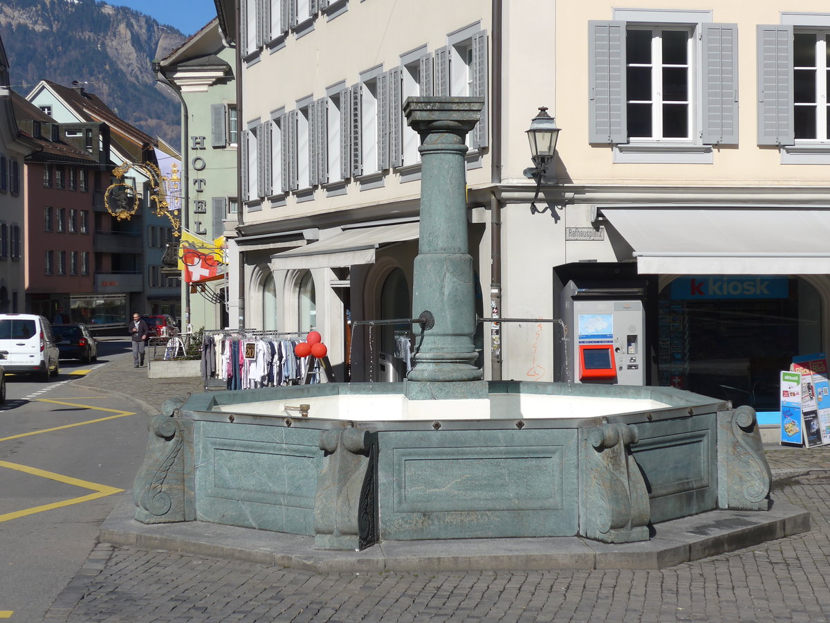 (202'811) - Brunnen am 22. Mrz 2019 in Altdorf, Telldenkmal