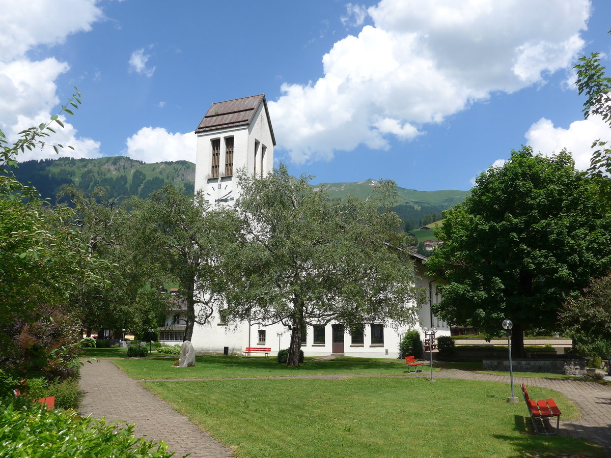 (206'939) - Die Kirche Lenk mit Bumen am 1. Juli 2019