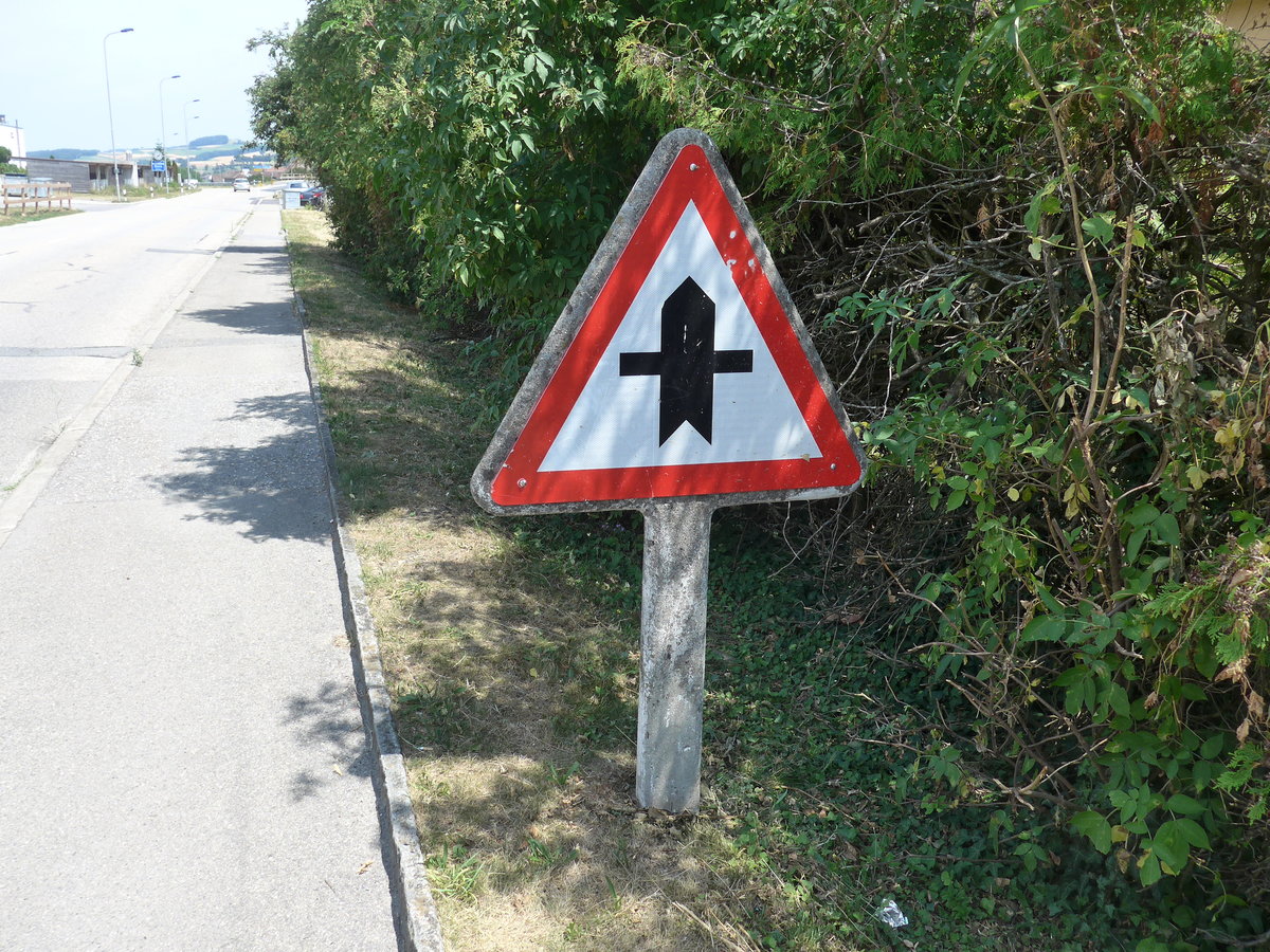 (208'103) - Altes Verkehrszeichen aus Beton am 22. Juli 2019 in Moudon
