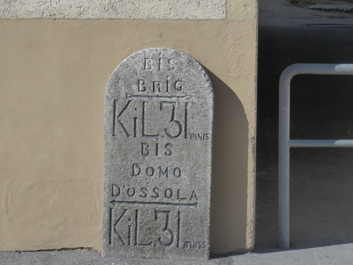 (208'299) - Alter Kilometerstein am 3. August 2019 in Simplon Dorf (von hier aus sind es nach Brig 31 Kilometer und nach Domodossola ebenfalls 31 Kilometer)