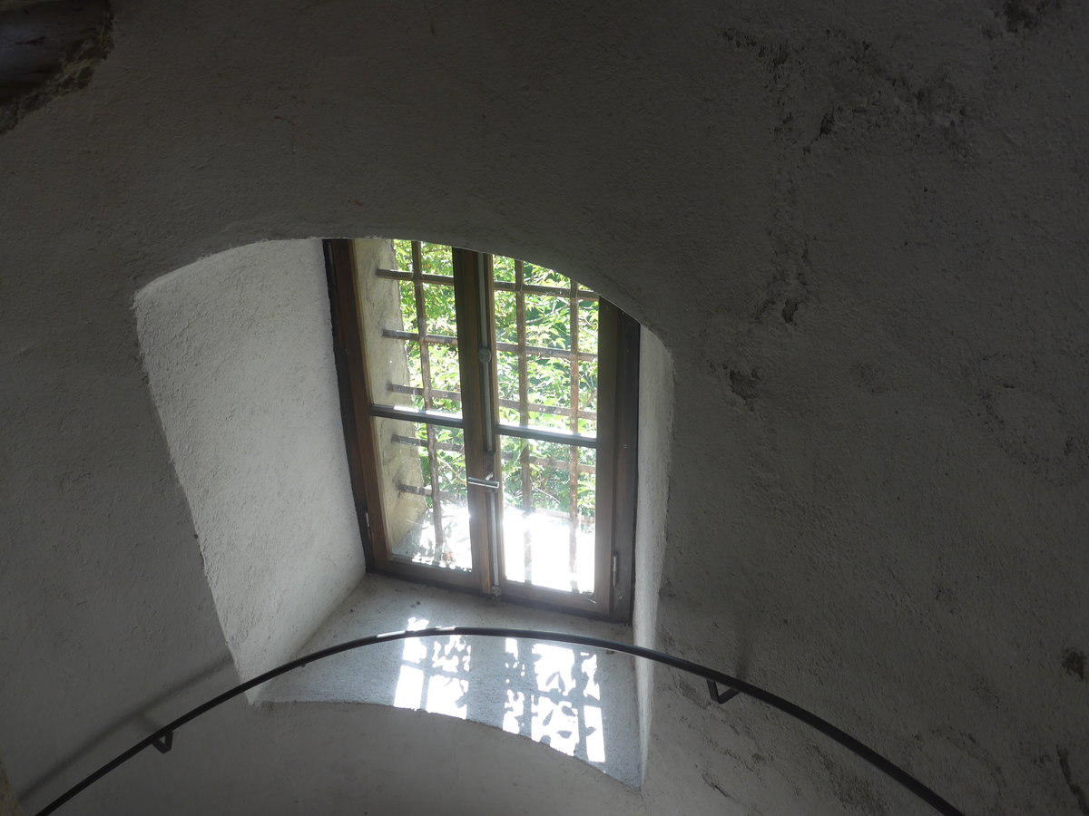 (209'466) - Fenster im Hexenturm am 9. September 2019 in Sion