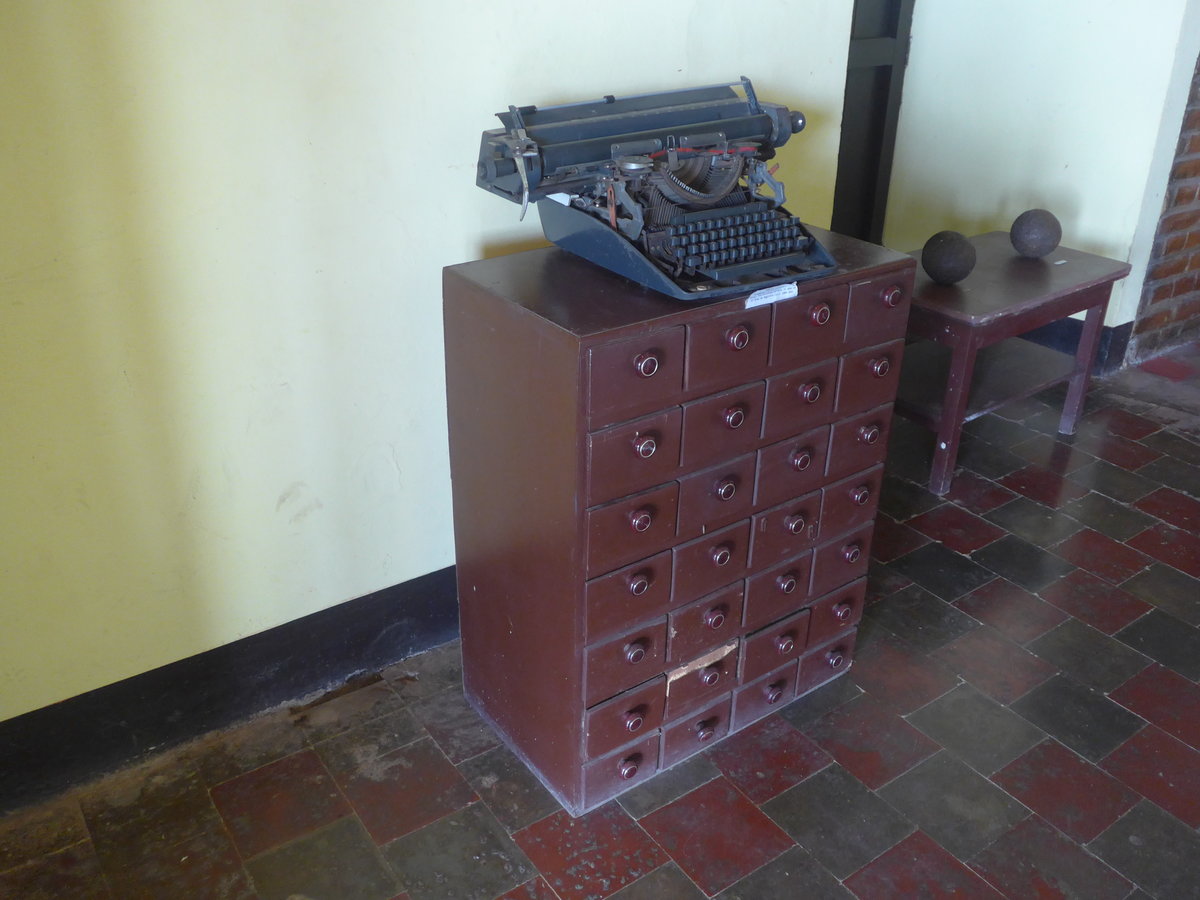 (211'971) - Mbeli mit alter Schreibmaschine im Museo de Rivas am 22. November 2019 in Rivas