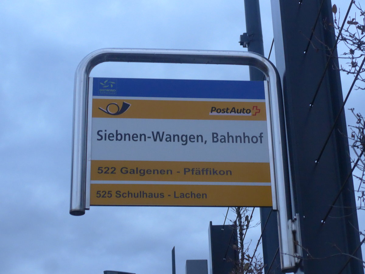 (214'079) - PostAuto-Haltestelle - Siebnen-Wangen, Bahnhof - am 1. Februar 2020