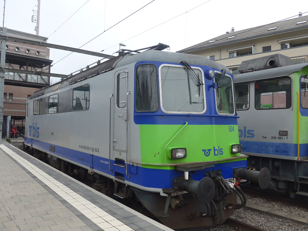 (214'402) - BLS-Lokomotive - Nr. 504 - am 17. Februar 2020 im Bahnhof Spiez