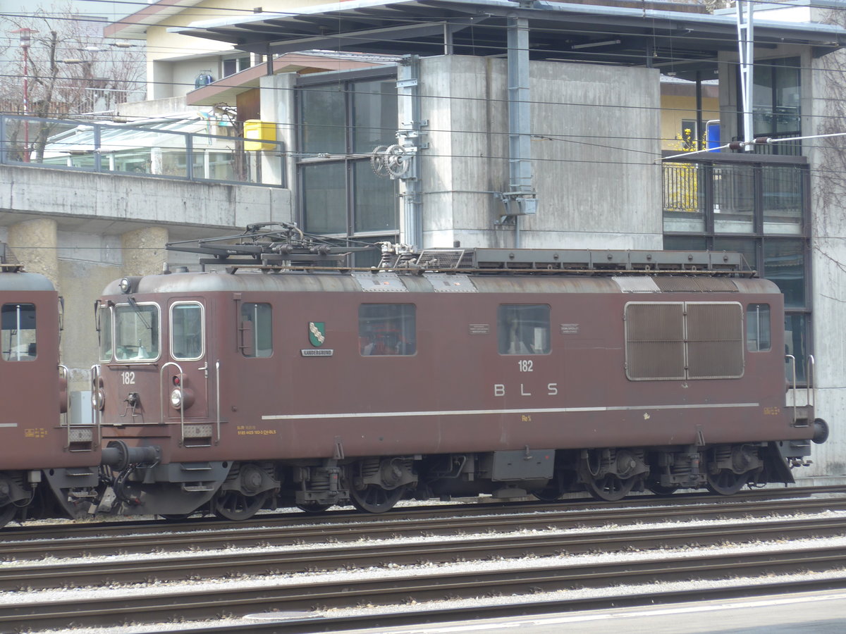 (215'300) - BLS-Lokomotive - Nr. 182 - am 20. Mrz 2020 im Bahnhof Spiez