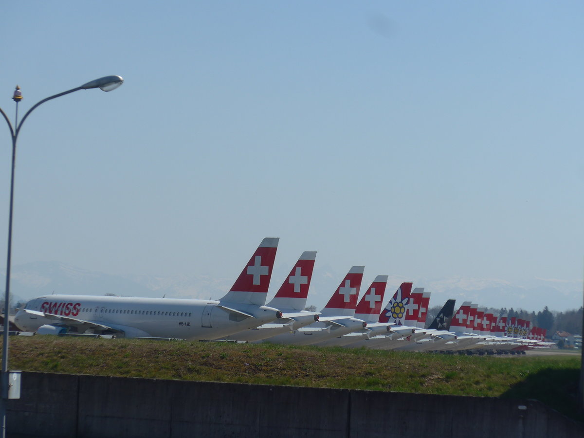 (215'913) - 23 Flugzeuge der Swiss und Edelweiss Air stehen am 6. April 2020 auf dem Flugplatz Dbendorf