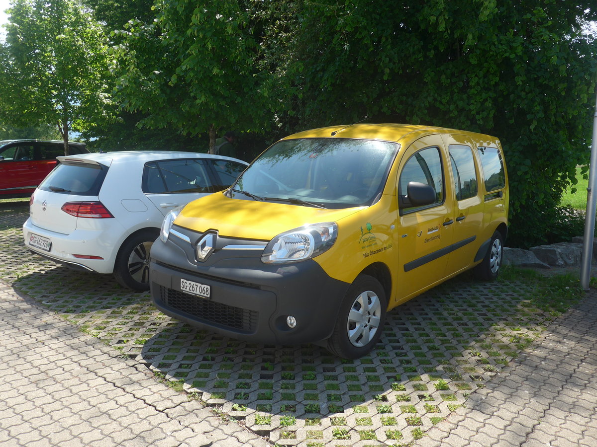 (216'840) - PostAuto - SG 267'068 - Renault am 9. Mai 2020 in Uznach