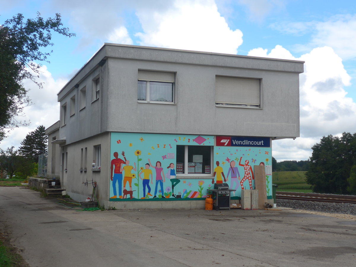 (220'364) - Der Bahnhof von Vendlincourt am 31. August 2020
