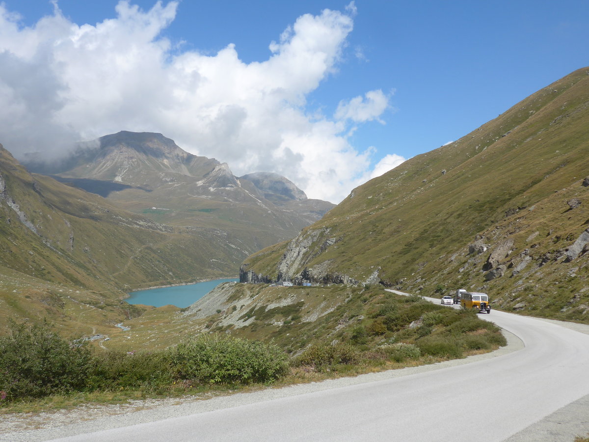 (220'499) - Die Strasse am Lac de Moiry (Stausee) am 6. September 2020 in Moiry