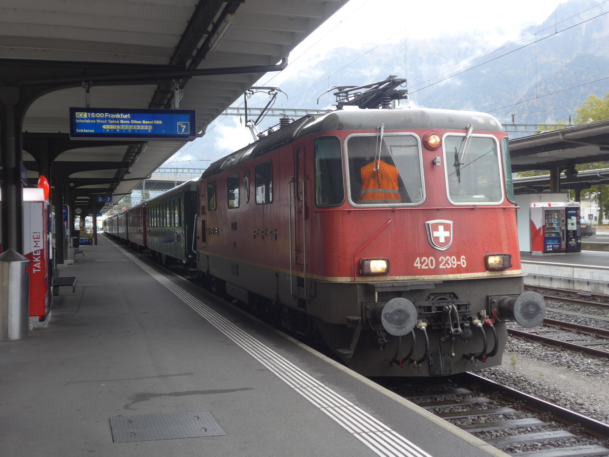 (221'669) - SBB-Lokomotive - Nr. 11'239 - am 10. Oktober 2020 im Bahnhof Interlaken Ost