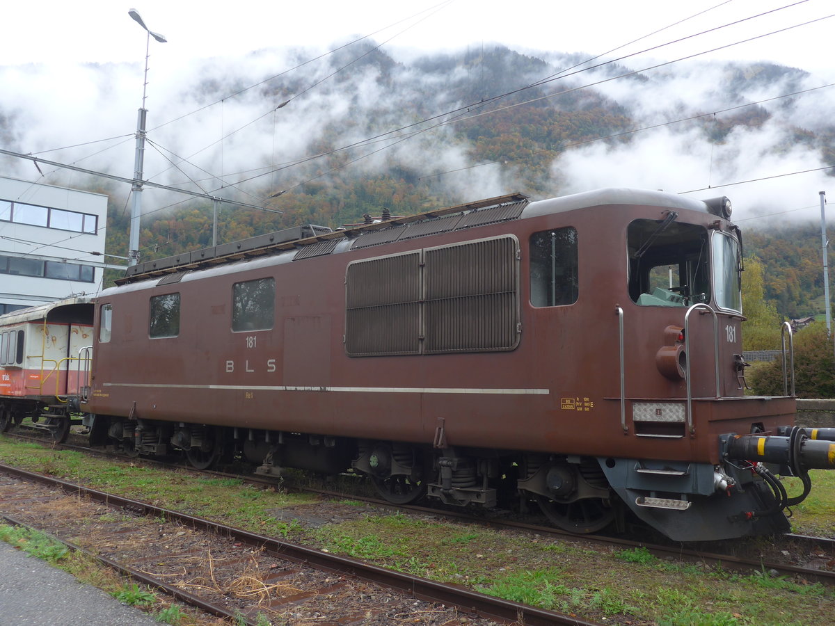 (221'673) - BLS-Lokomotive - Nr. 181 - am 10. Oktober 2020 beim Bahnhof Interlaken Ost