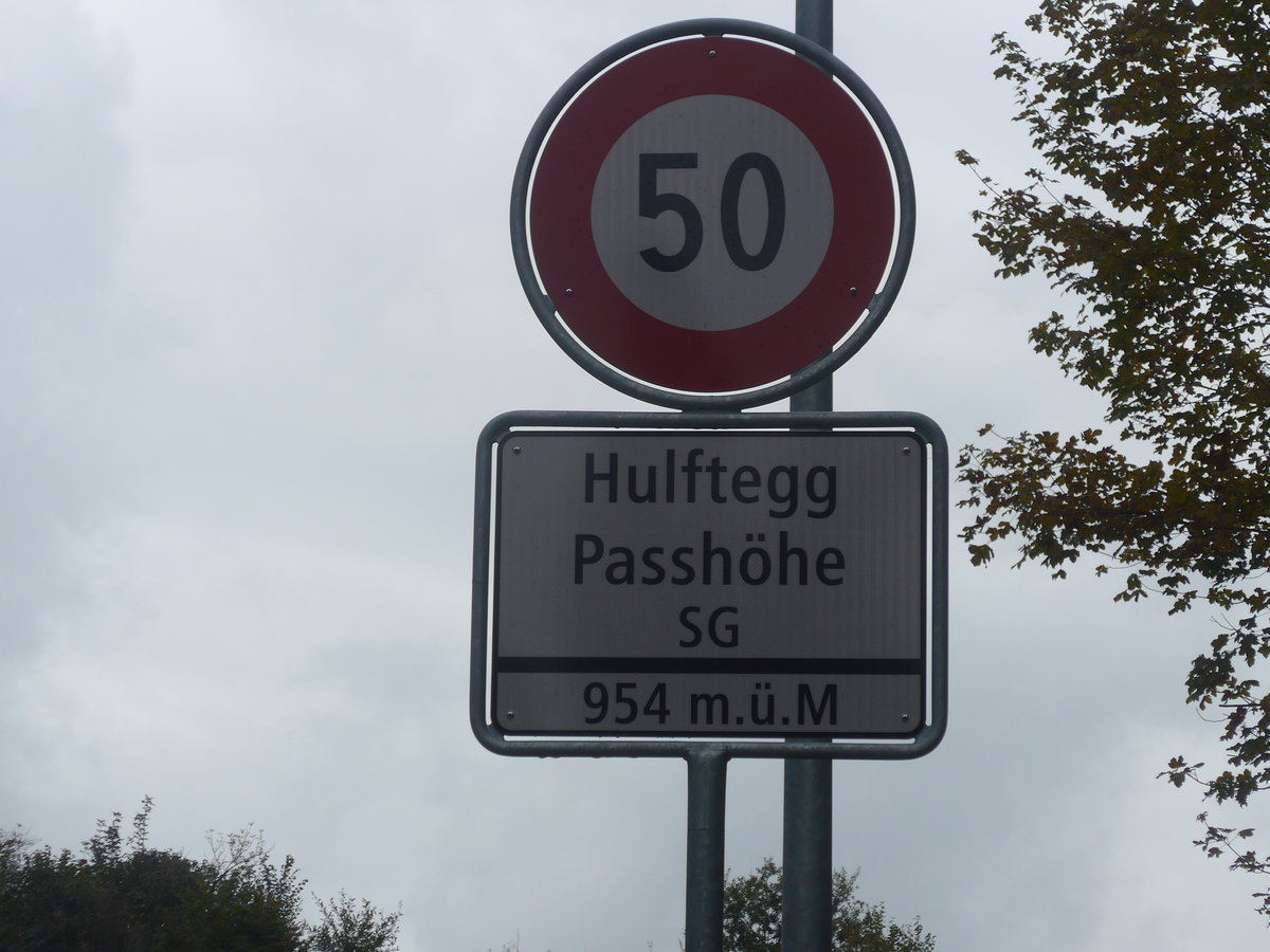 (221'857) - Ortstafel von der Passhhe Hulftegg am 12. Oktober 2020 bei Mhlrti