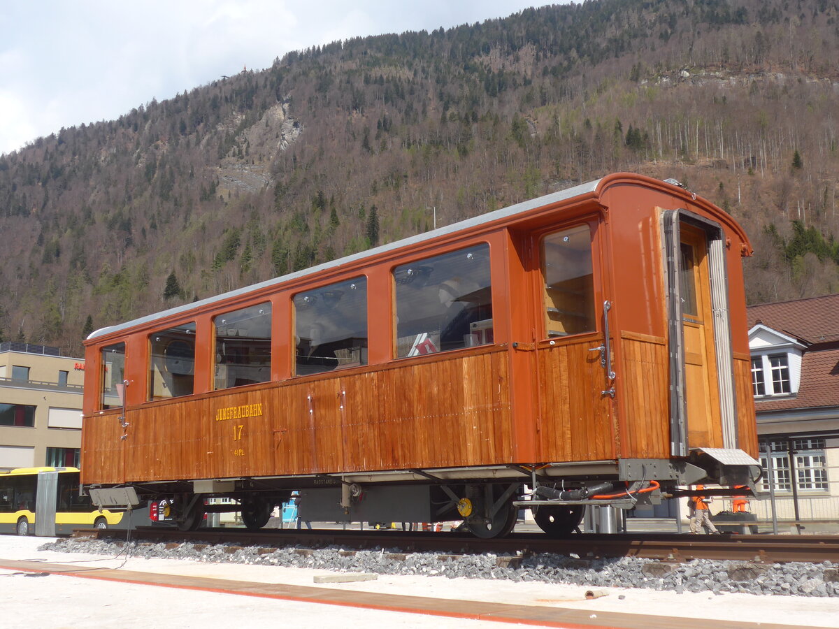 (225'200) - Jungfraubahn-Personenwagen - Nr. 17 - am 21. April 2021 beim Bahnhof Interlaken Ost