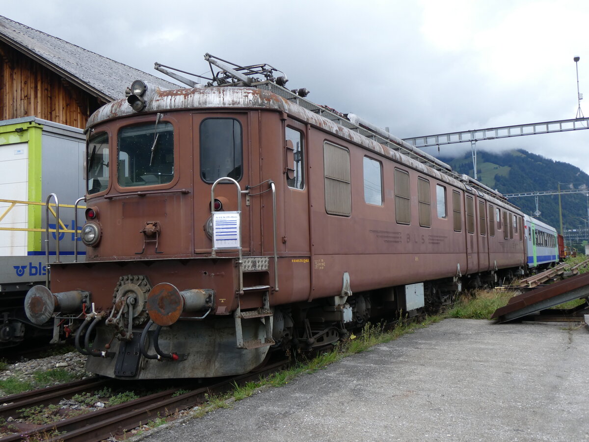 (226'180) - BLS-Doppellokomotive Muni - Nr. 275 - am 26. August 2024 im alten Bahnhof Frutigen