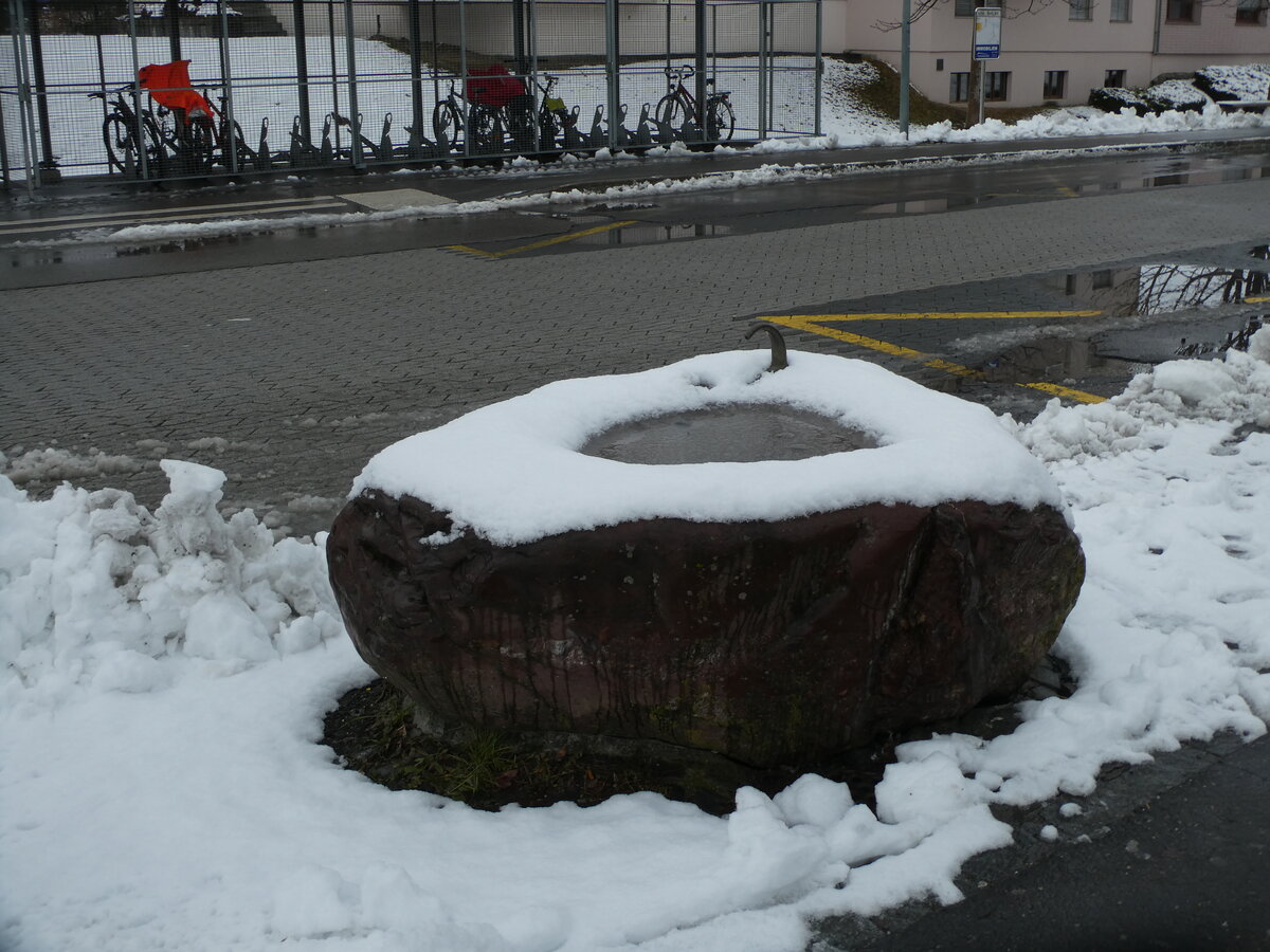 (231'973) - Brunnen am 10. Januar 2022 beim Bahnhof Nfels-Mollis