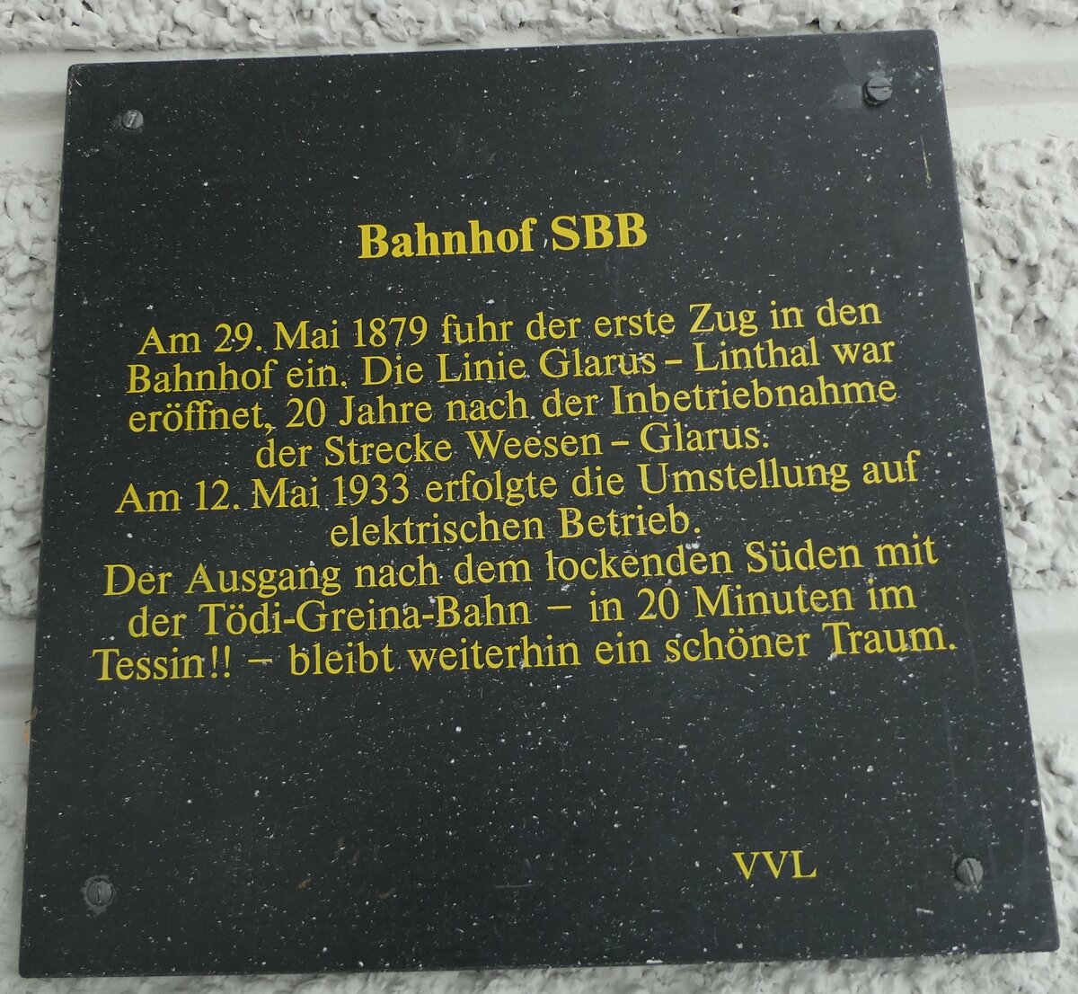 (231'994) - Schild am 10. Januar 2022 beim Bahnhof Linthal