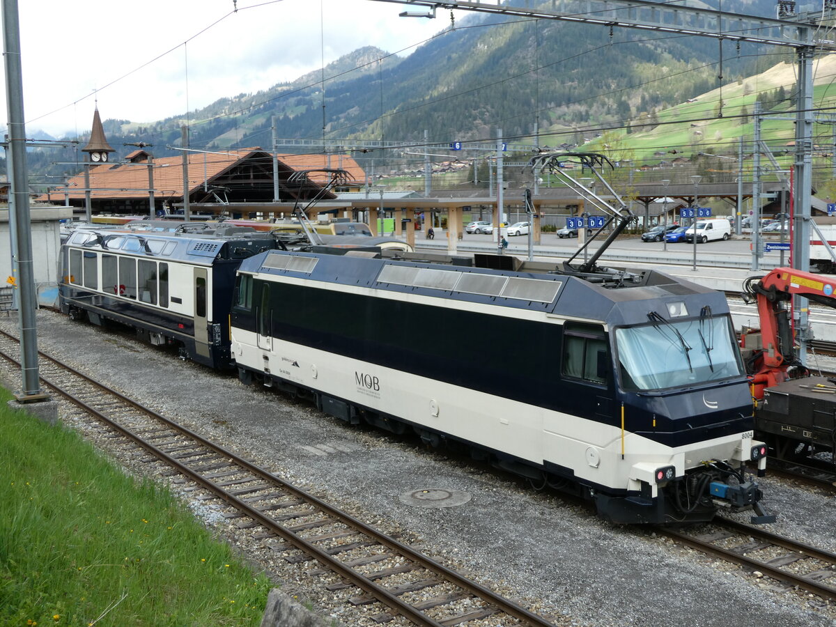 (234'849) - MOB-Lokomotive - Nr. 8004 - am 26. April 2022 im Bahnhof Zweisimmen