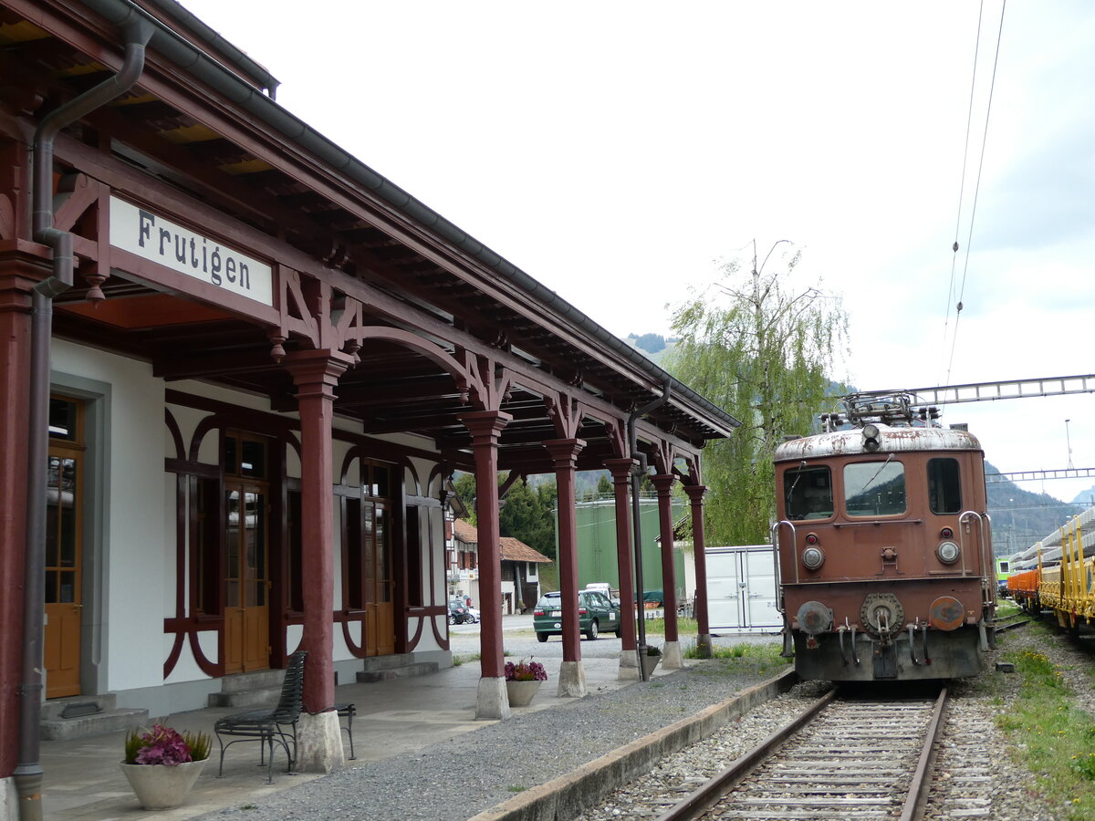 (234'881) - BLS Doppellokomotive Muni - Nr. 275 - am 29. April 2022 im alten Bahnhof Frutigen