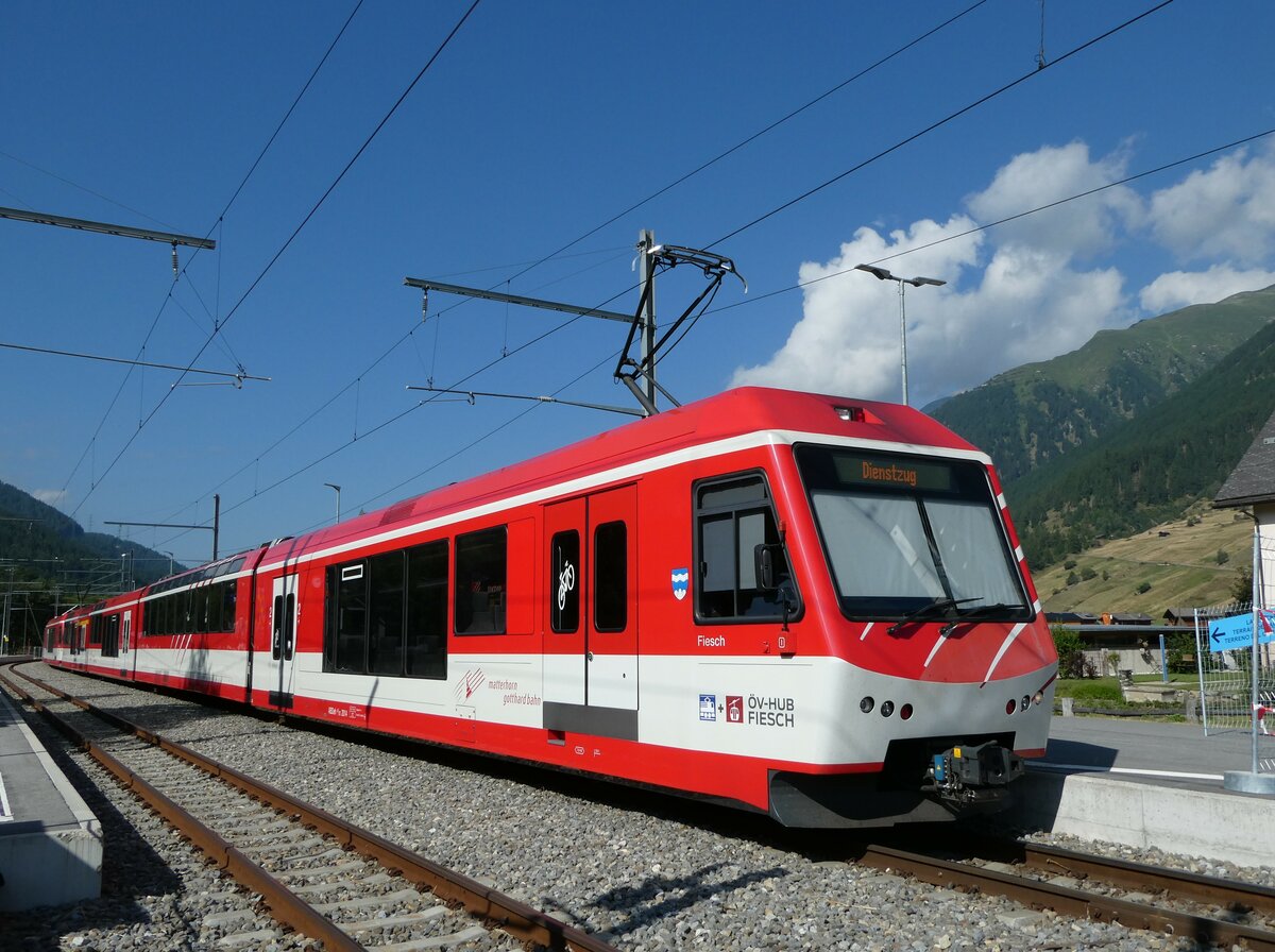 (238'377) - MGB-Pendelzug - Nr. 2014 - am 24. Juli 2022 im Bahnhof Ulrichen