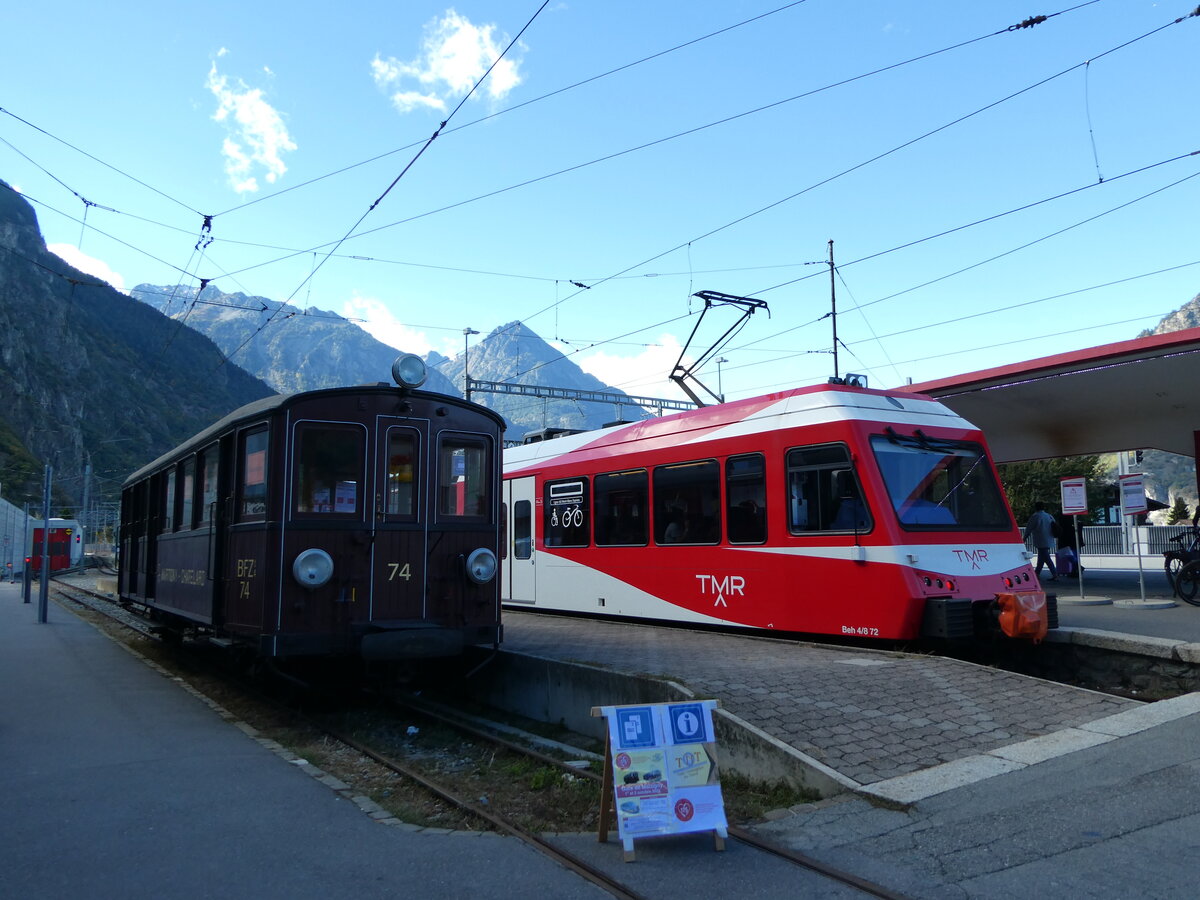 (240'581) - MC-Steuerwagen - Nr. 74 - am 2. Oktober 2022 im Bahnhof Martigny