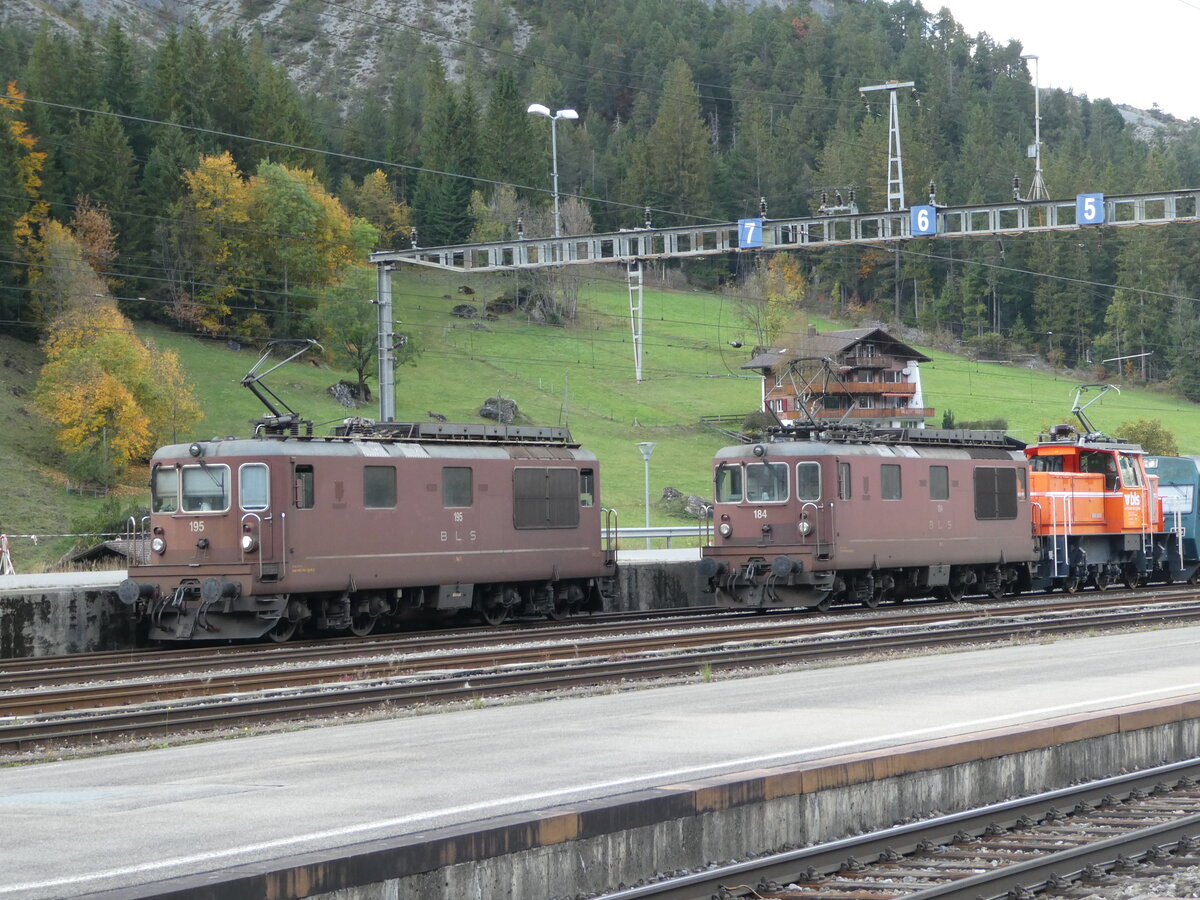(240'886) - BLS-Lokomotiven - Nr. 195 und 184 - am 10. Oktober 2022 im Bahnhof Kandersteg